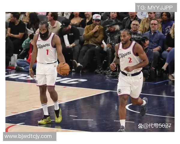 雄鹿与尼克斯激战正酣NBA季后赛精彩对决引发球迷热议